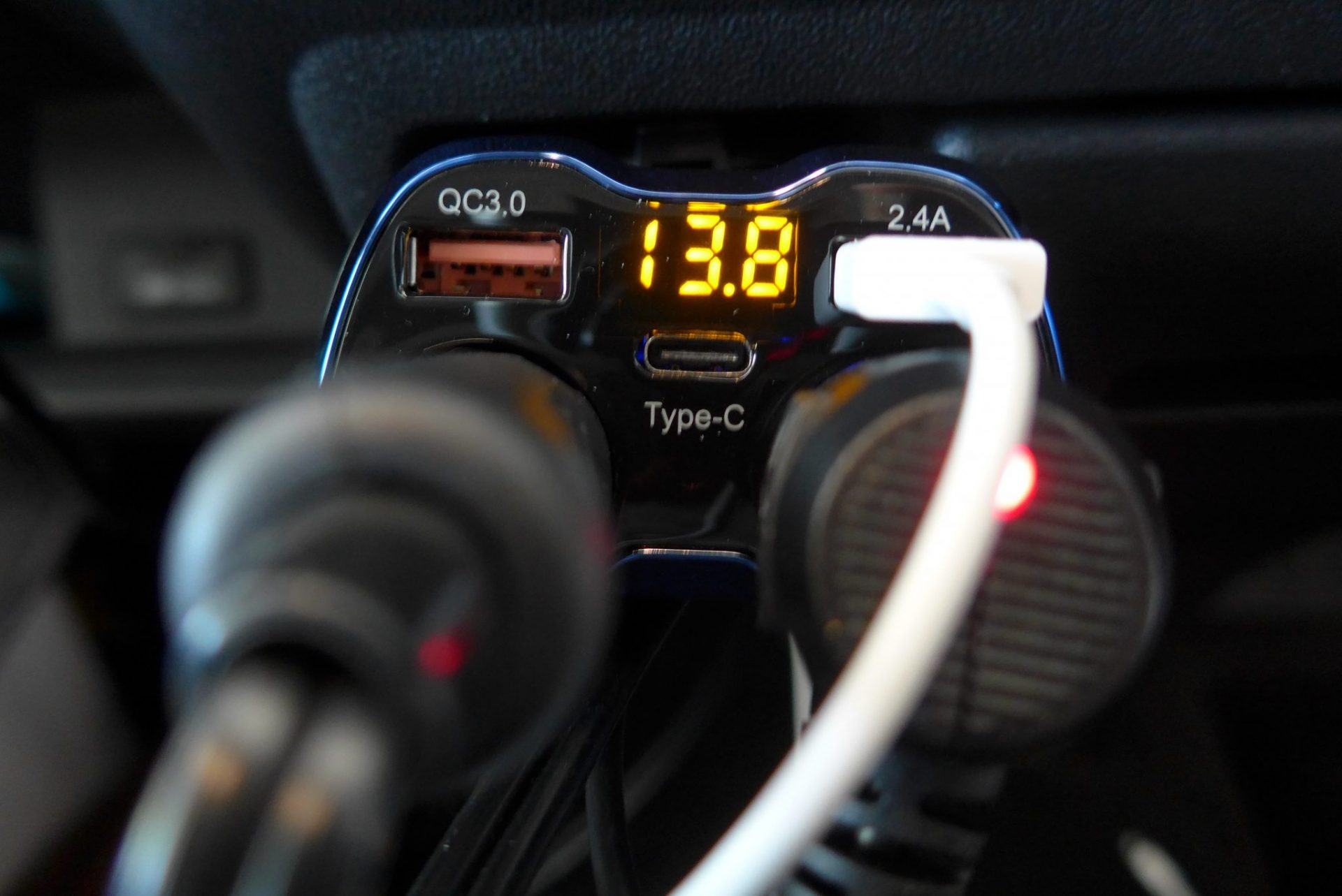 （K）シガーソケット2連！ハイエースキャンピングカーに電圧計！