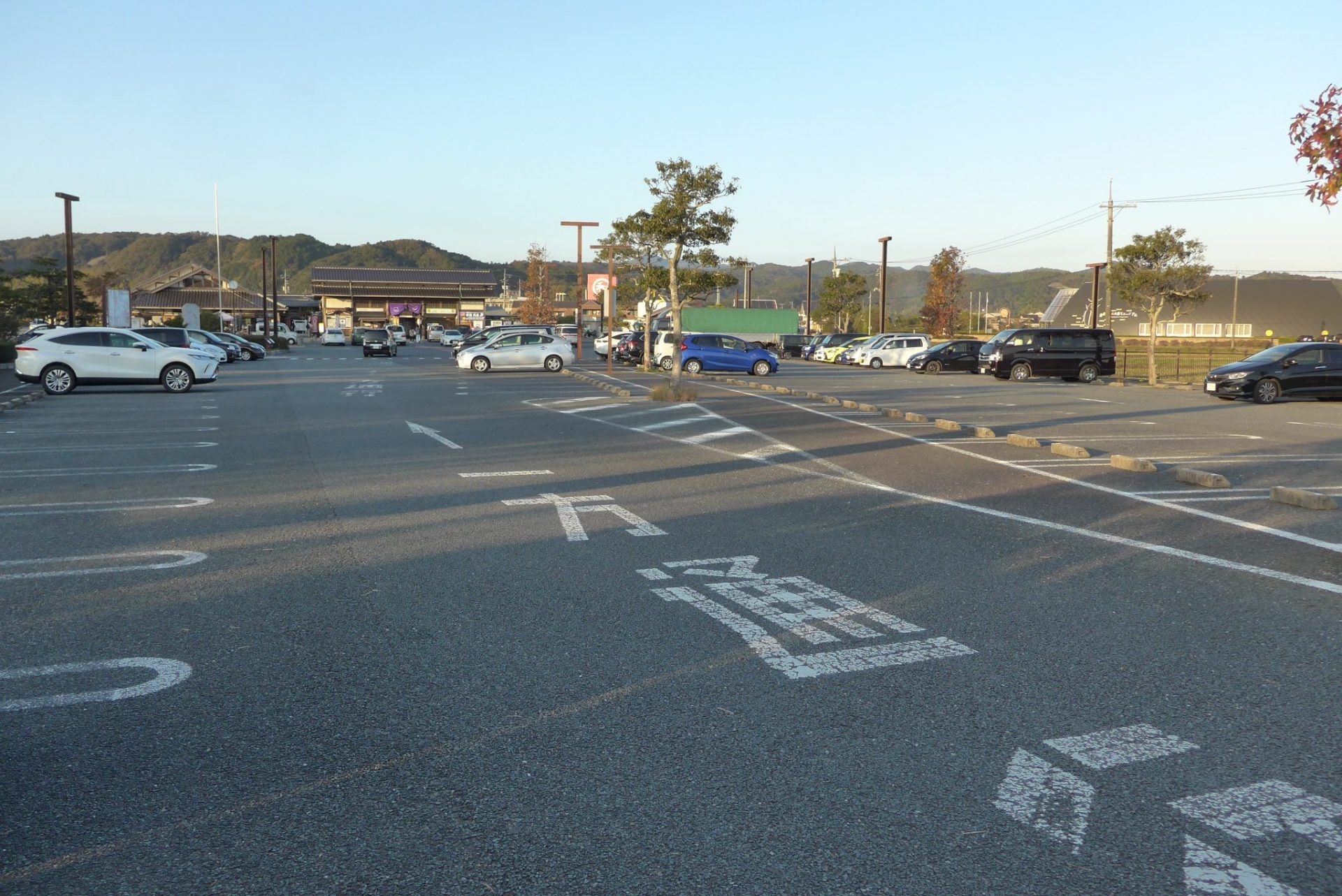 （K）道の駅蛍街道西ノ市の車中泊〜平坦駐車場と大型スーパーが便利